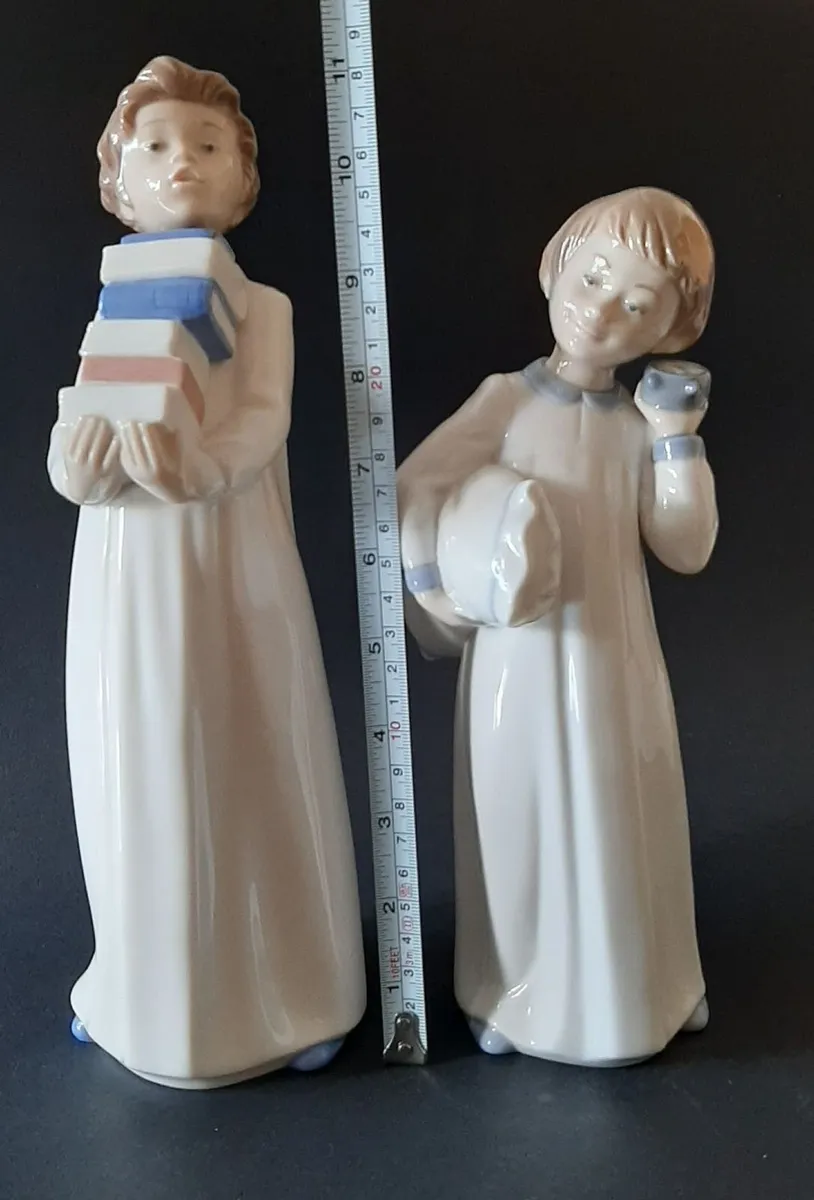 Figurines - Image 1