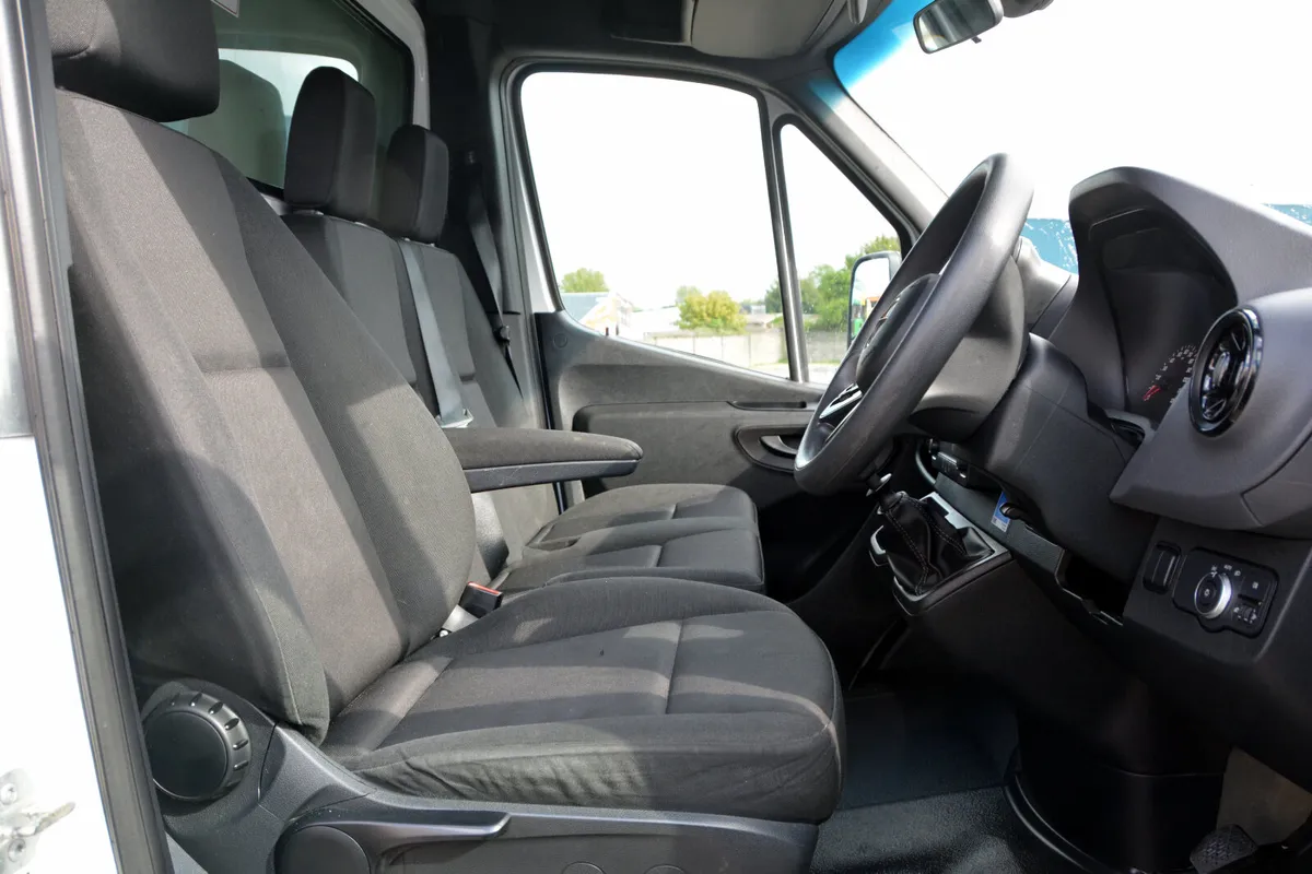 Mercedes-Benz Sprinter Luton box & 500kg lift - Image 4