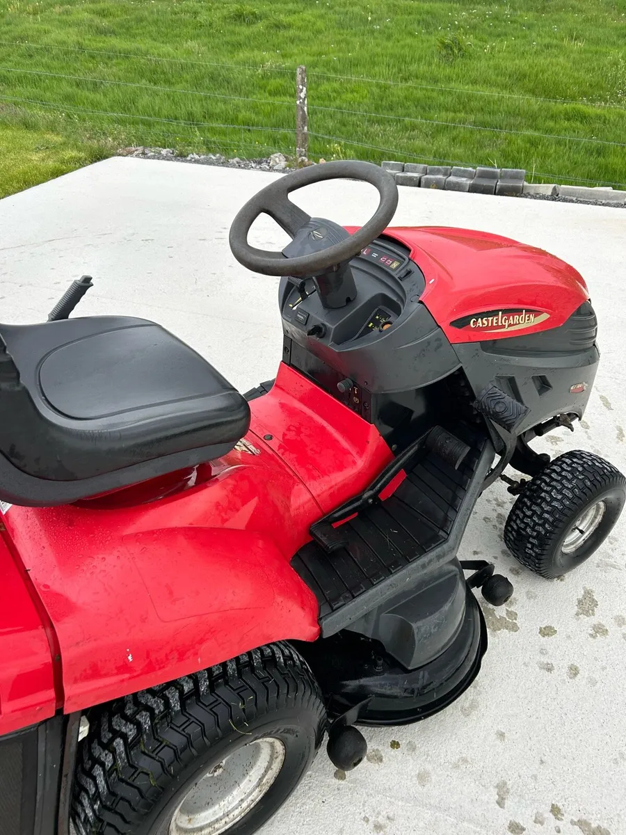Ride on lawnmower - Image 1