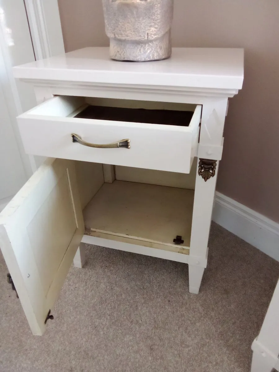 Lovely pair of bedside lockers - Image 4