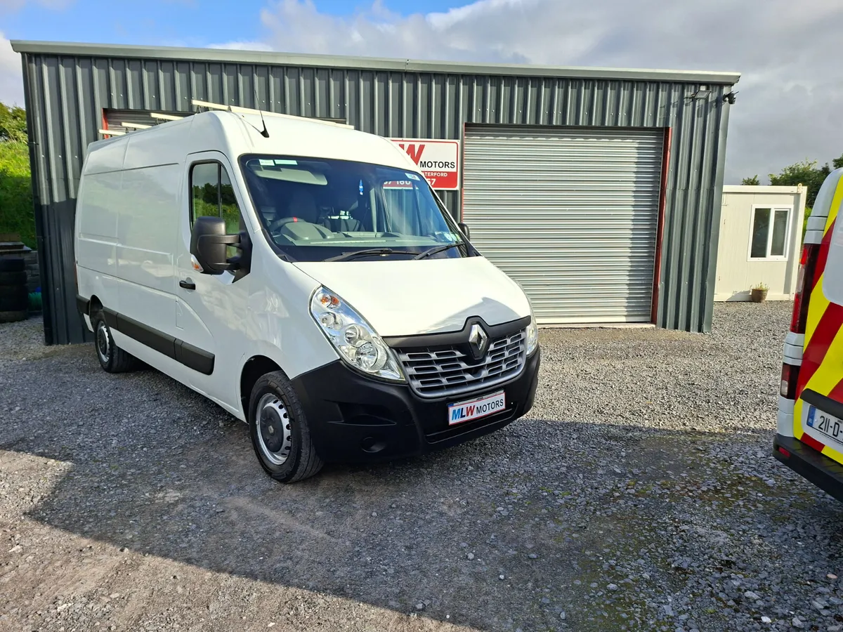 Renault Master 181 MWB 2.3L Excellent Condition - Image 1