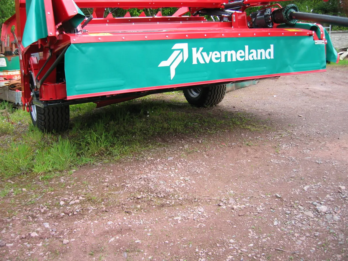 NEW KVERNELAND 4328 TRAILED 9FT MOWER CONDITIONER - Image 3