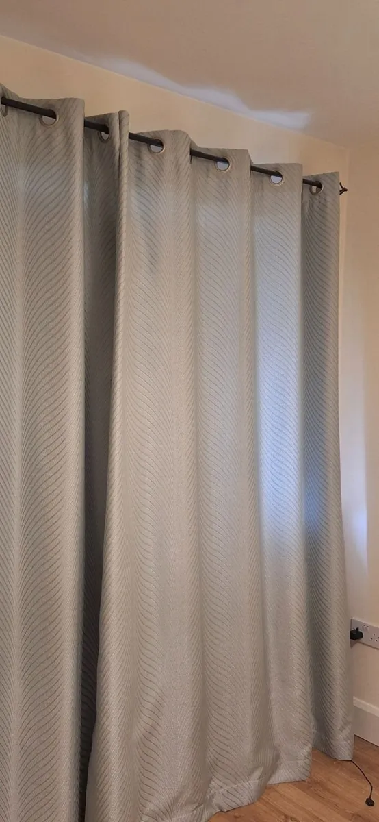Curtains and shade - Image 1