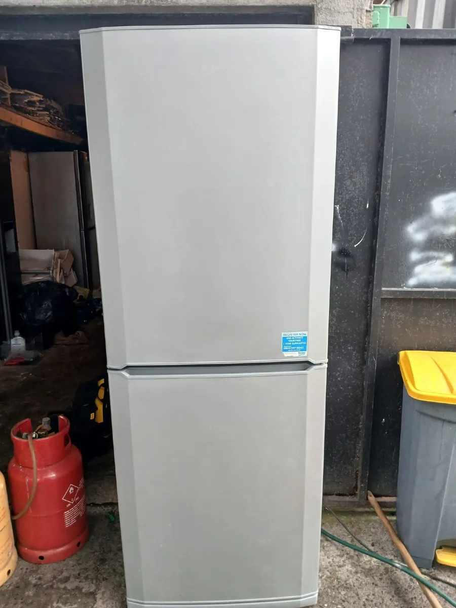 6 MOUTH FRIDGE AND FREEZER - Image 4