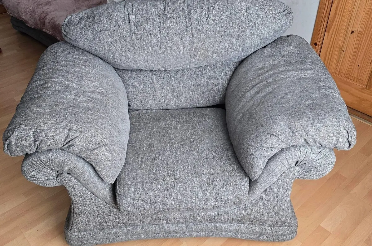 3+1+1 couch / sofas and footstool - Image 3