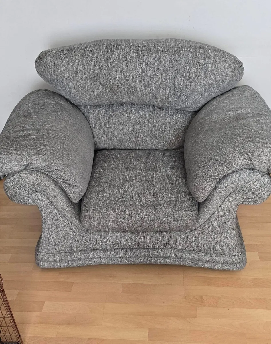 3+1+1 couch / sofas and footstool - Image 4