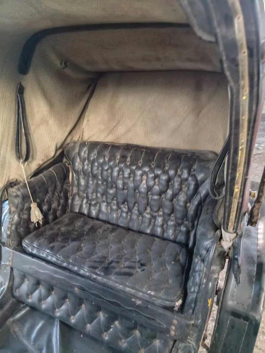 Old antique carriage - Image 3