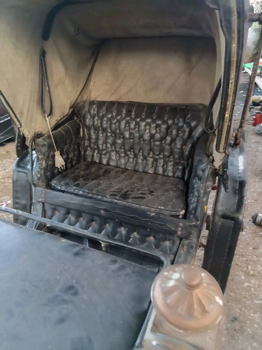 Old antique carriage - Image 4