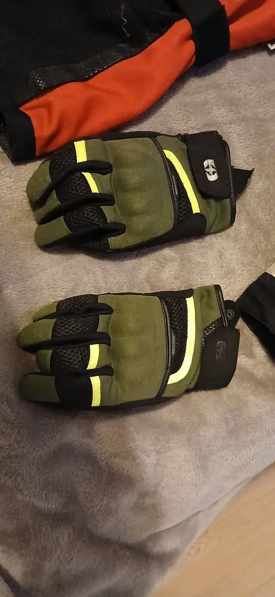 Motorcyle gloves and pants - Image 1