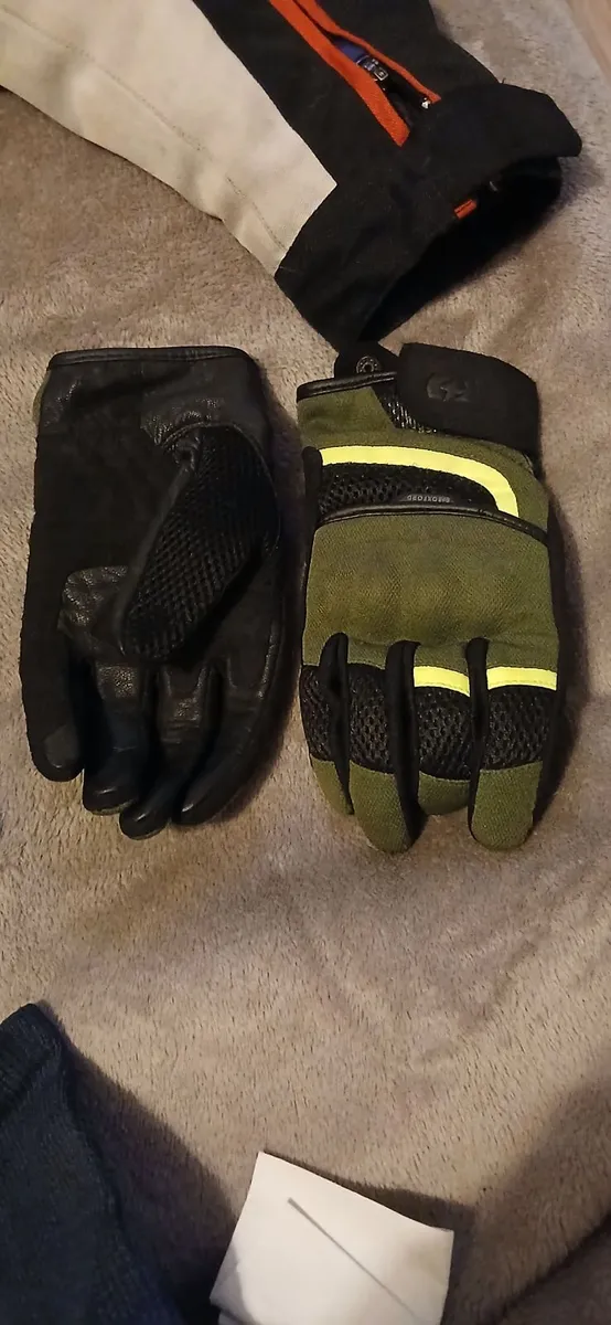 Motorcyle gloves and pants - Image 2