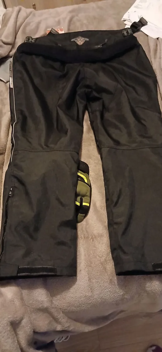 Motorcyle gloves and pants - Image 3