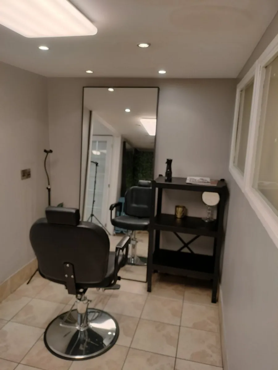 Chair for rent in barber shop - Image 2
