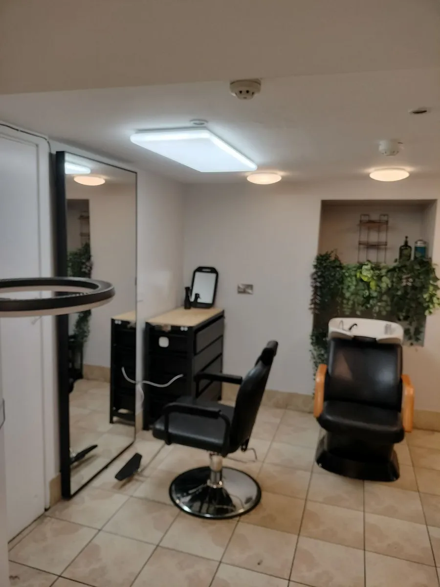 Chair for rent in barber shop - Image 1