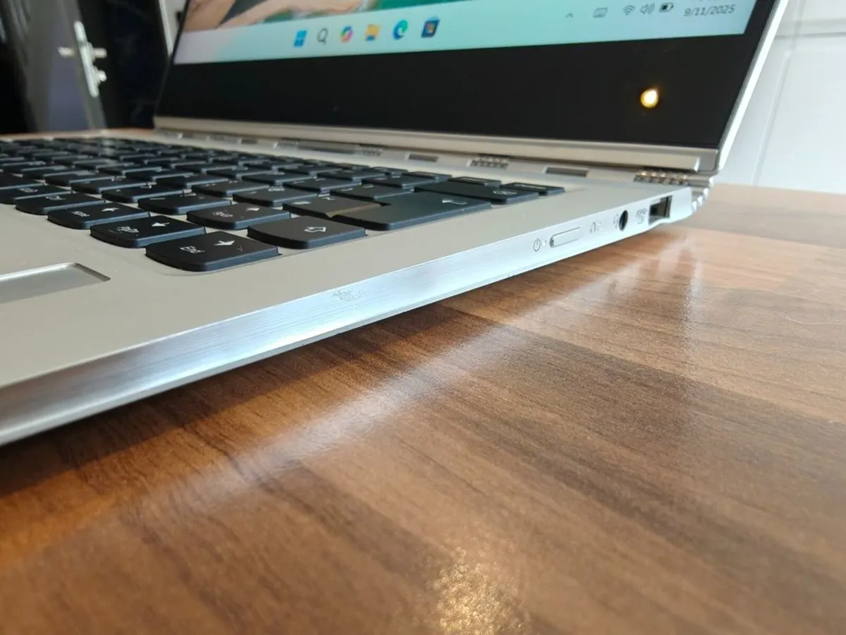 Lenovo Yoga 910 | i5 | 8GB | 256GB | 4K Touchscree - Image 3