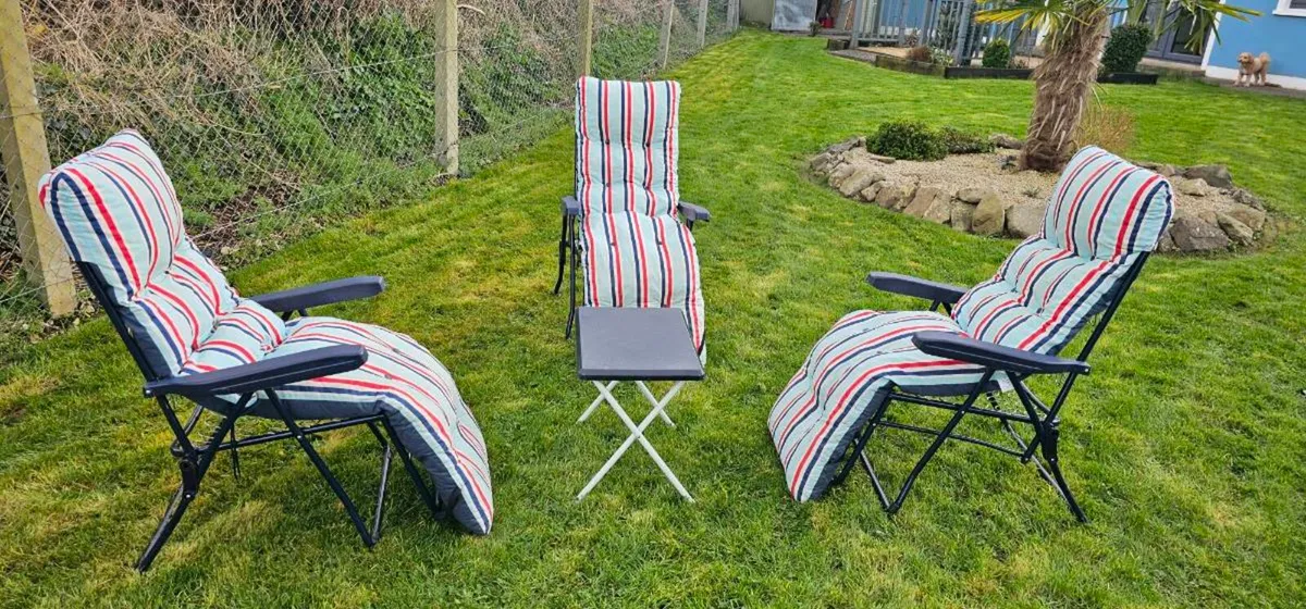 3 garden chairs and table - Image 1