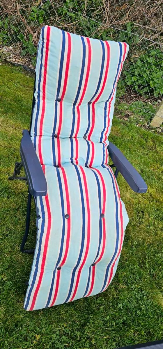 3 garden chairs and table - Image 2