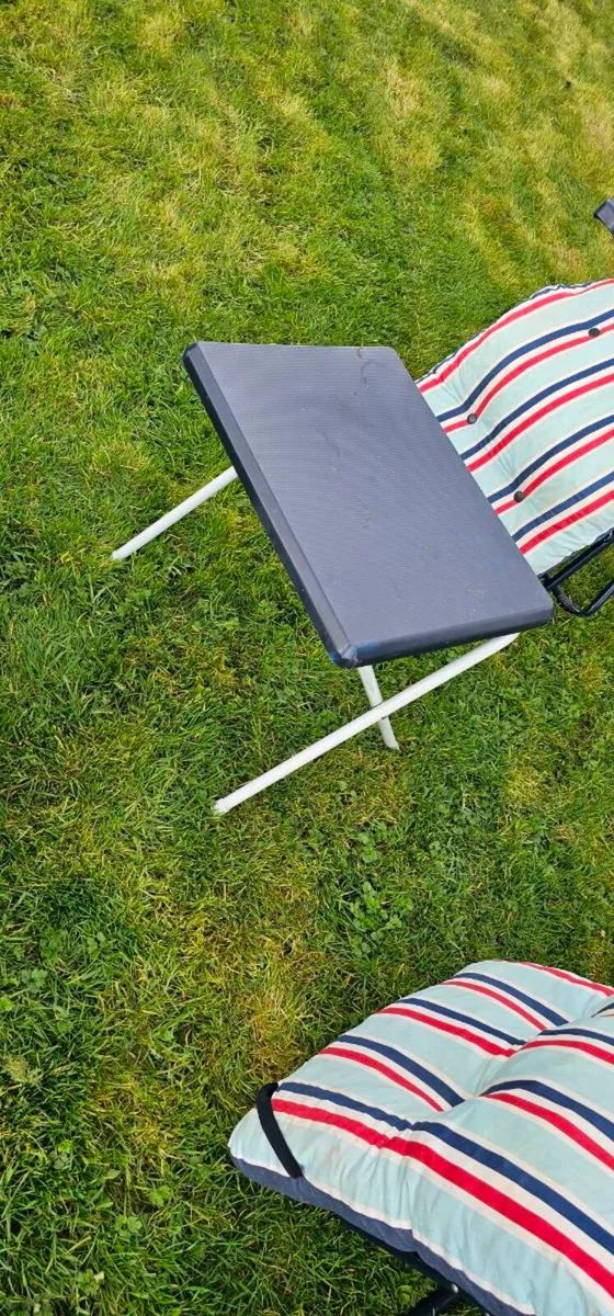 3 garden chairs and table - Image 3