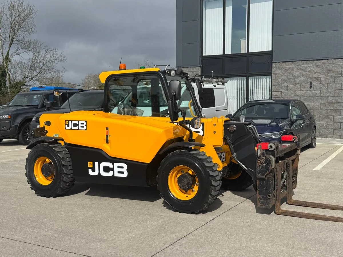 2022 JCB 525-60 - Image 1