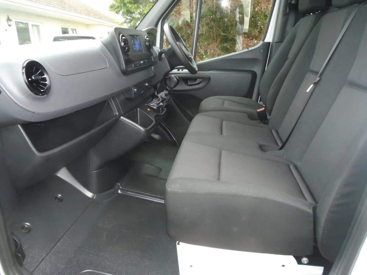 2023 Mercedes-Benz Sprinter 315 CDI MWB HR RWD - Image 4