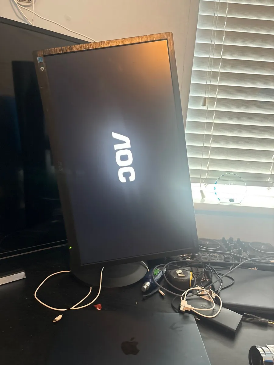 #WFH AOC 25 inch monitor with adjustable stand - Image 3