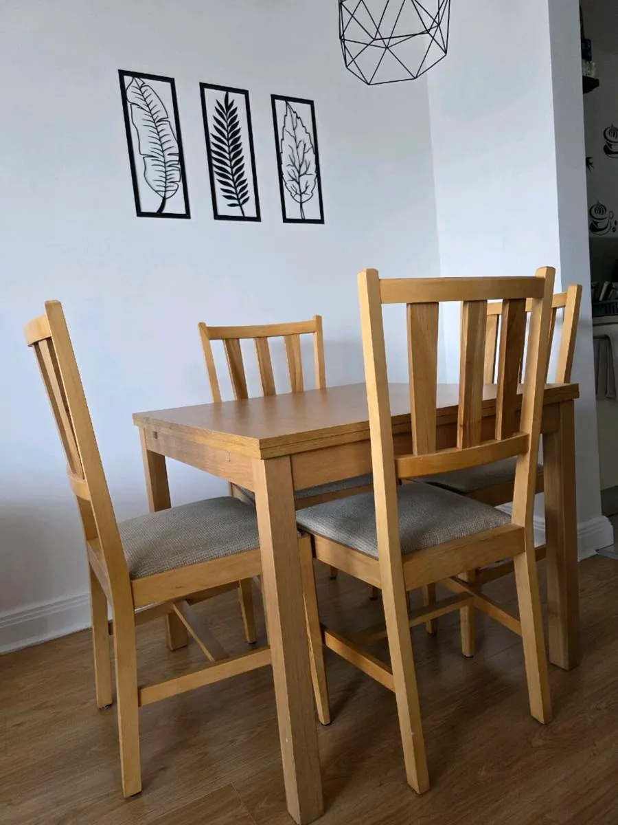 Extendable table and 4 oak chairs - Image 4