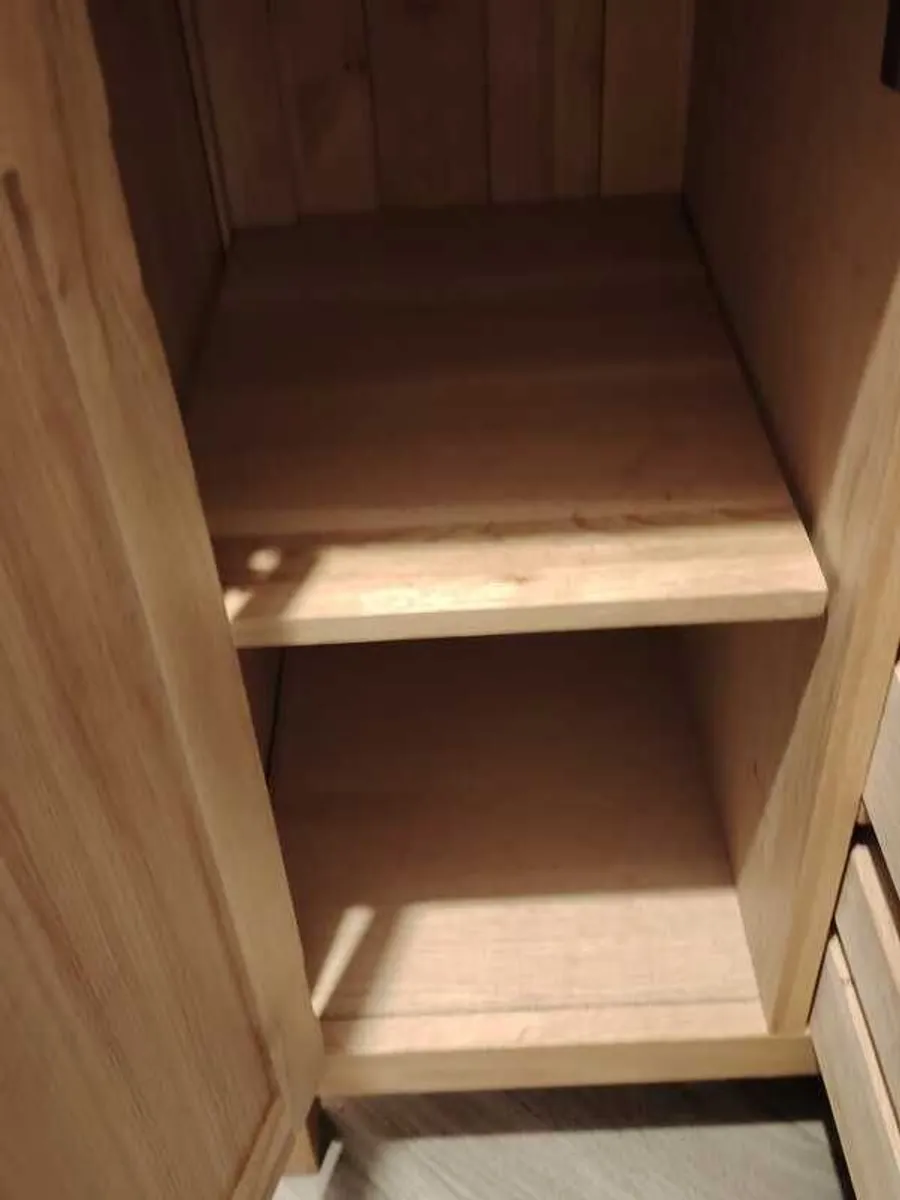 Oak 3 drawer sideboard - Image 2