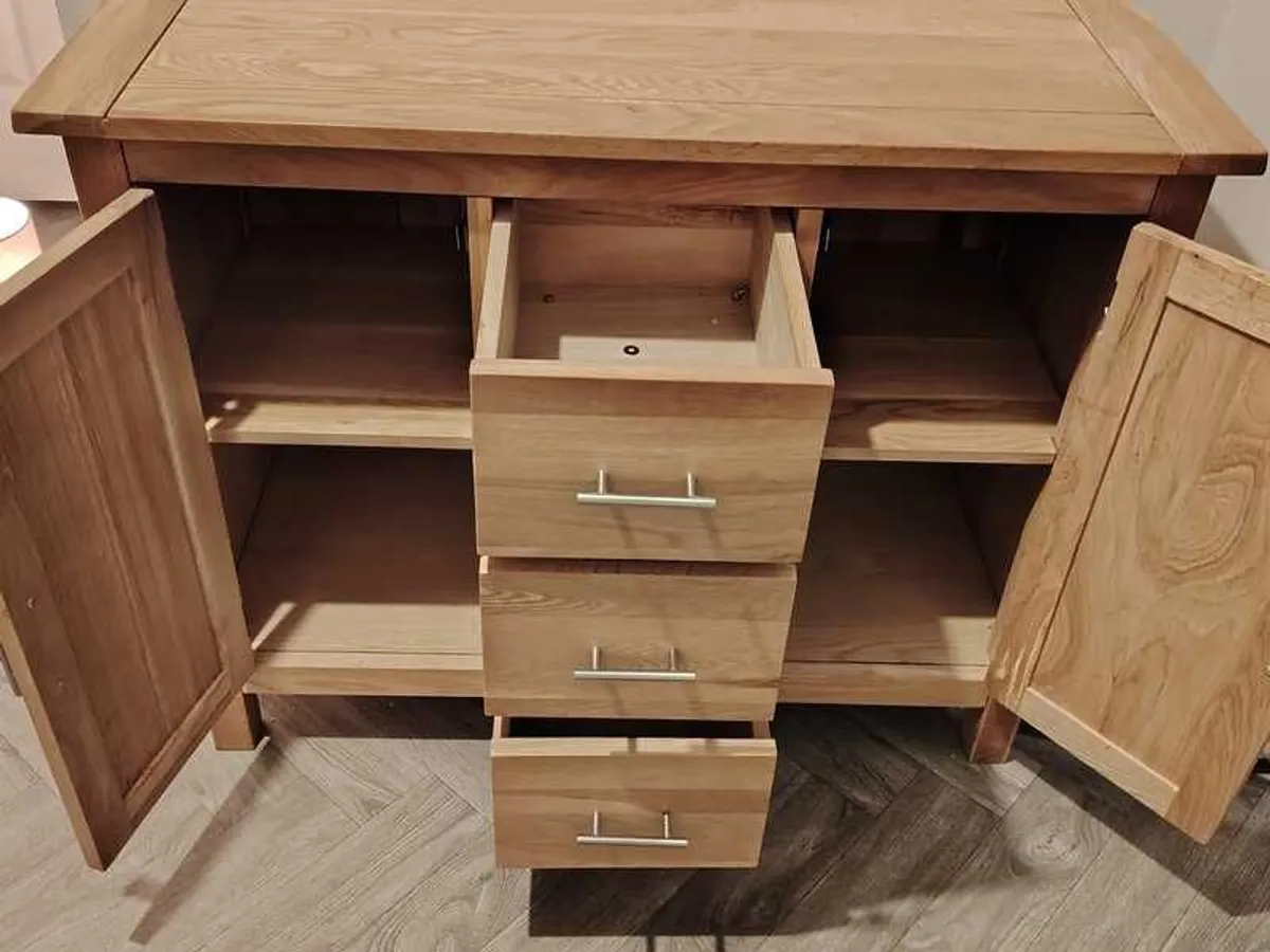 Oak 3 drawer sideboard - Image 4