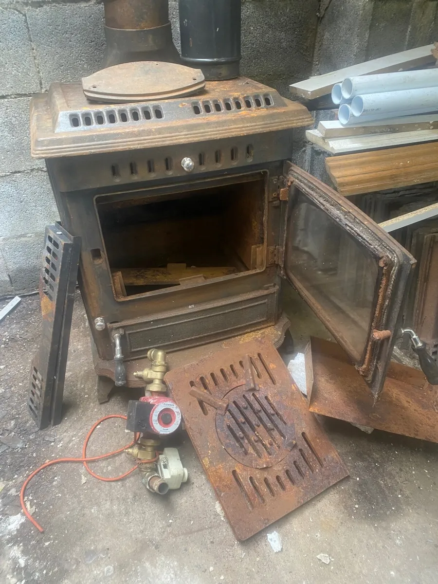 Stove with back boiler. - Image 3