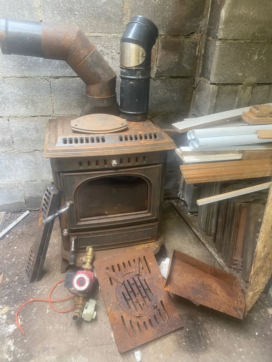 Stove with back boiler. - Image 4