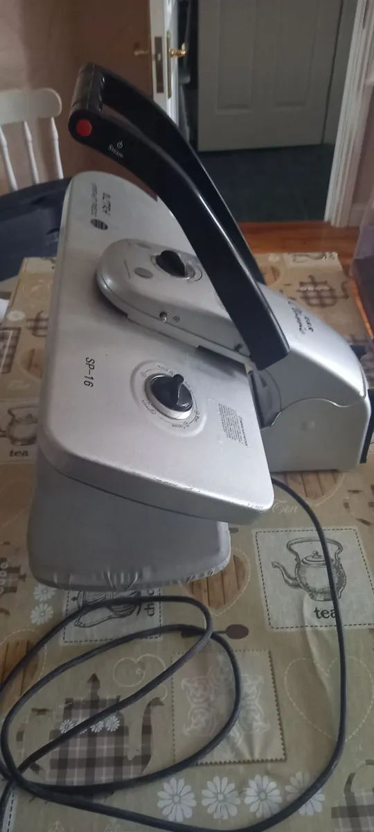 Flat clothes iron - Image 1