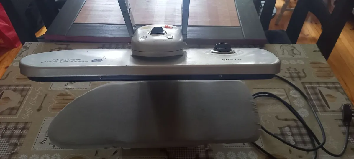 Flat clothes iron - Image 2
