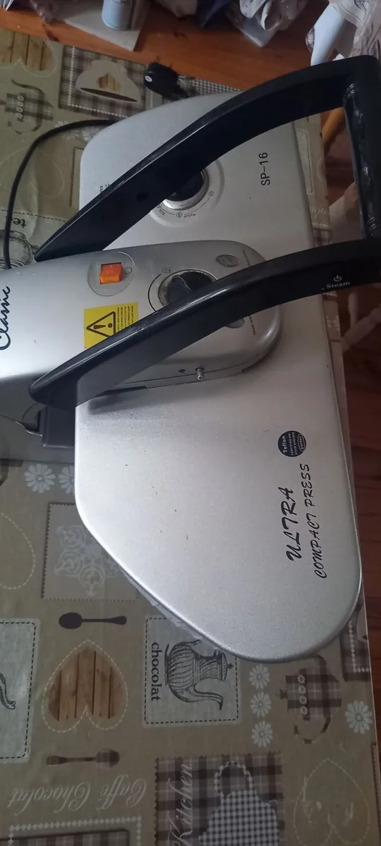 Flat clothes iron - Image 3