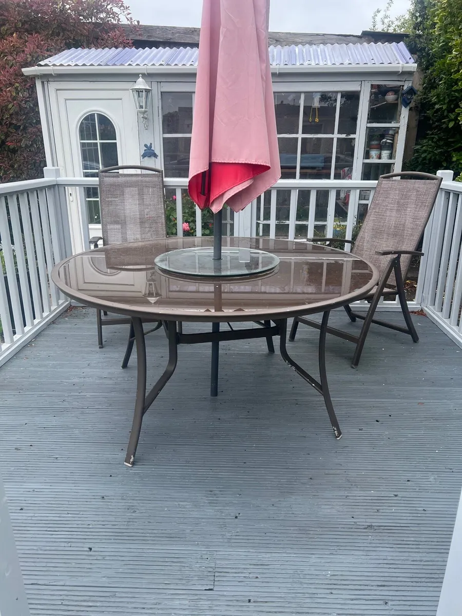 Garden table and 6 chairs