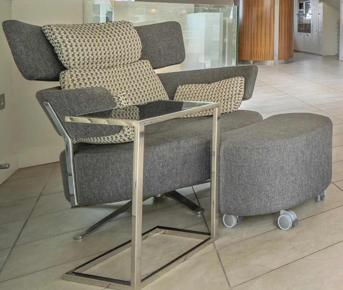 Reclining chair and matching footstool - Image 1
