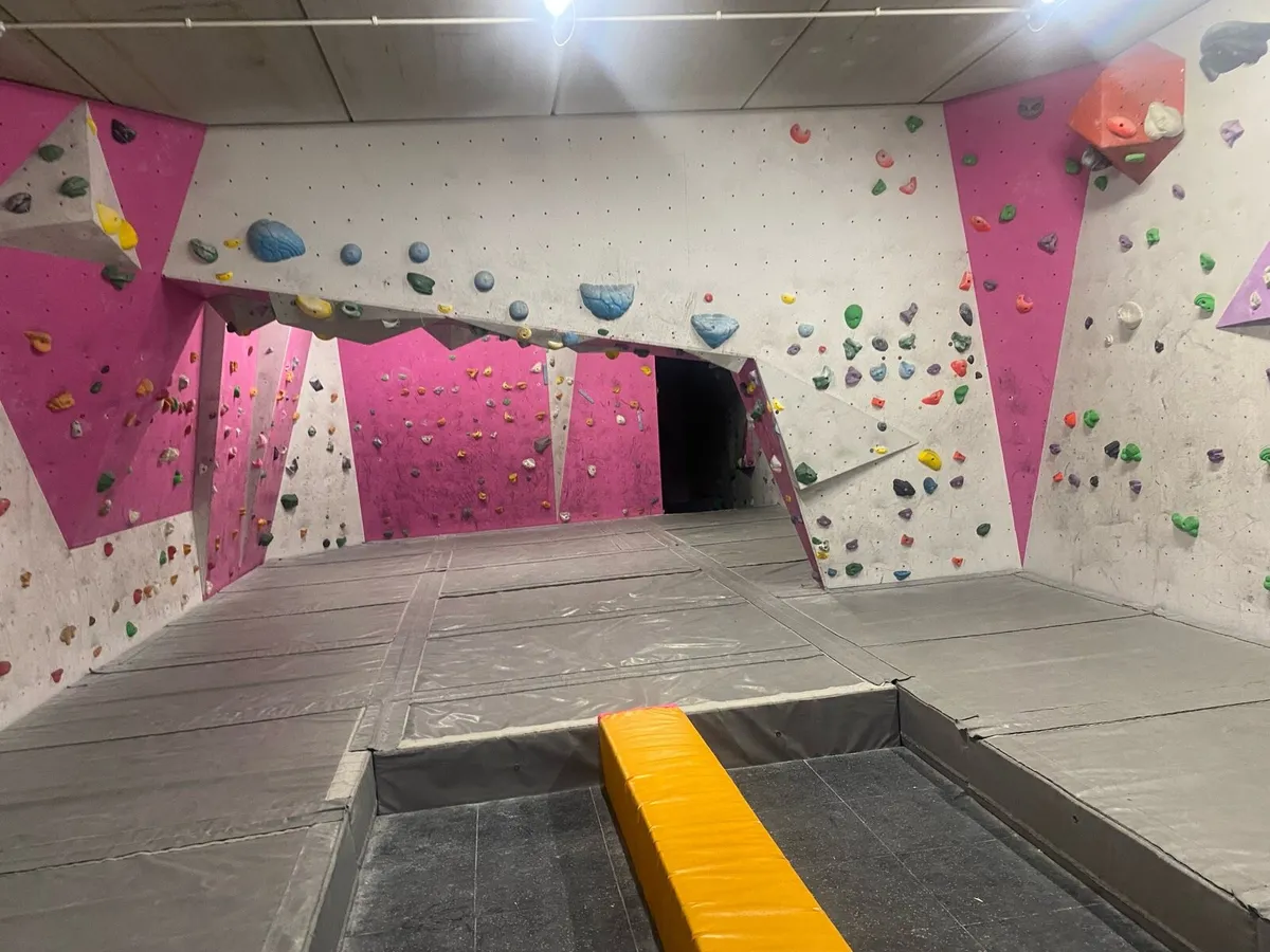 Climbing centre equipment - Image 1