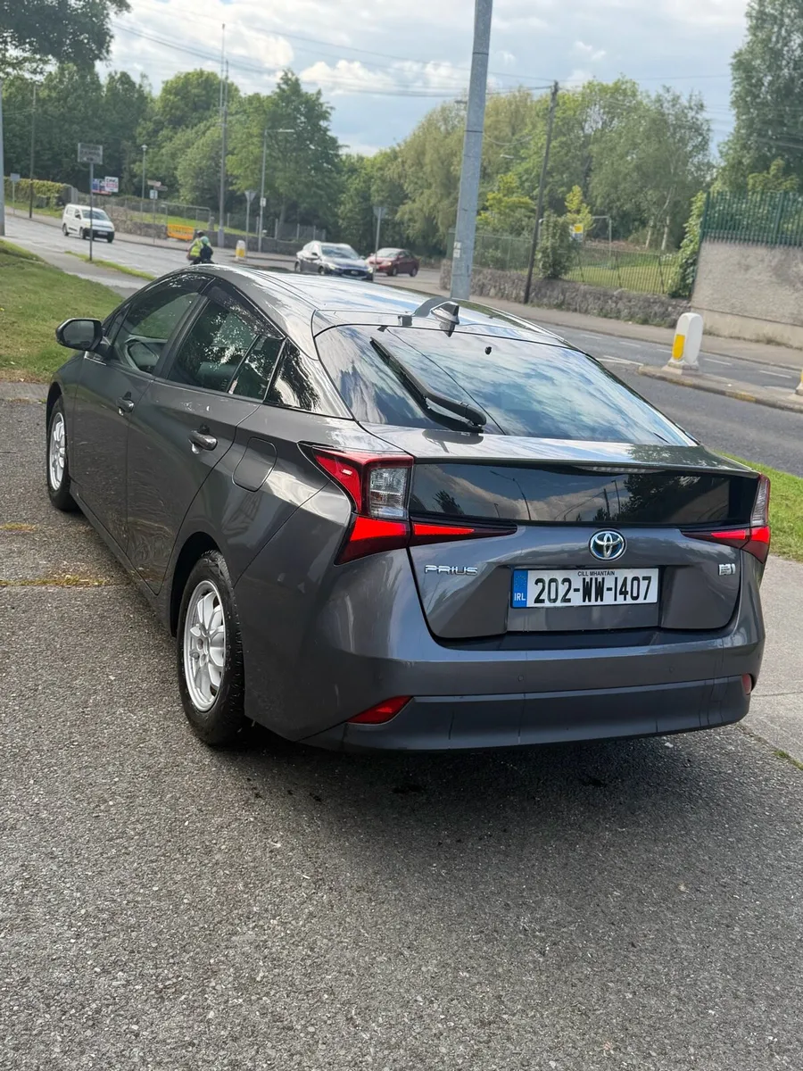 Ready to go taxi Toyota Prius 202