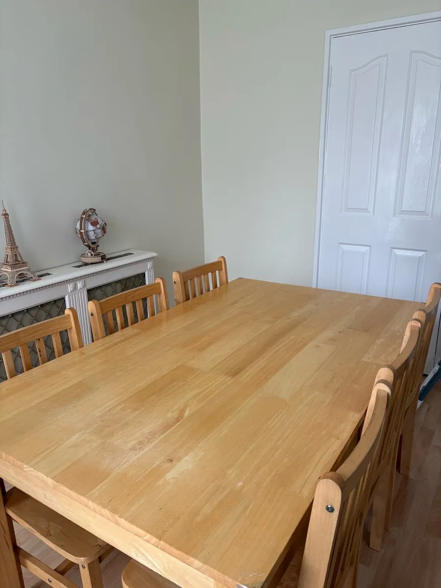 Table and chairs - Image 3