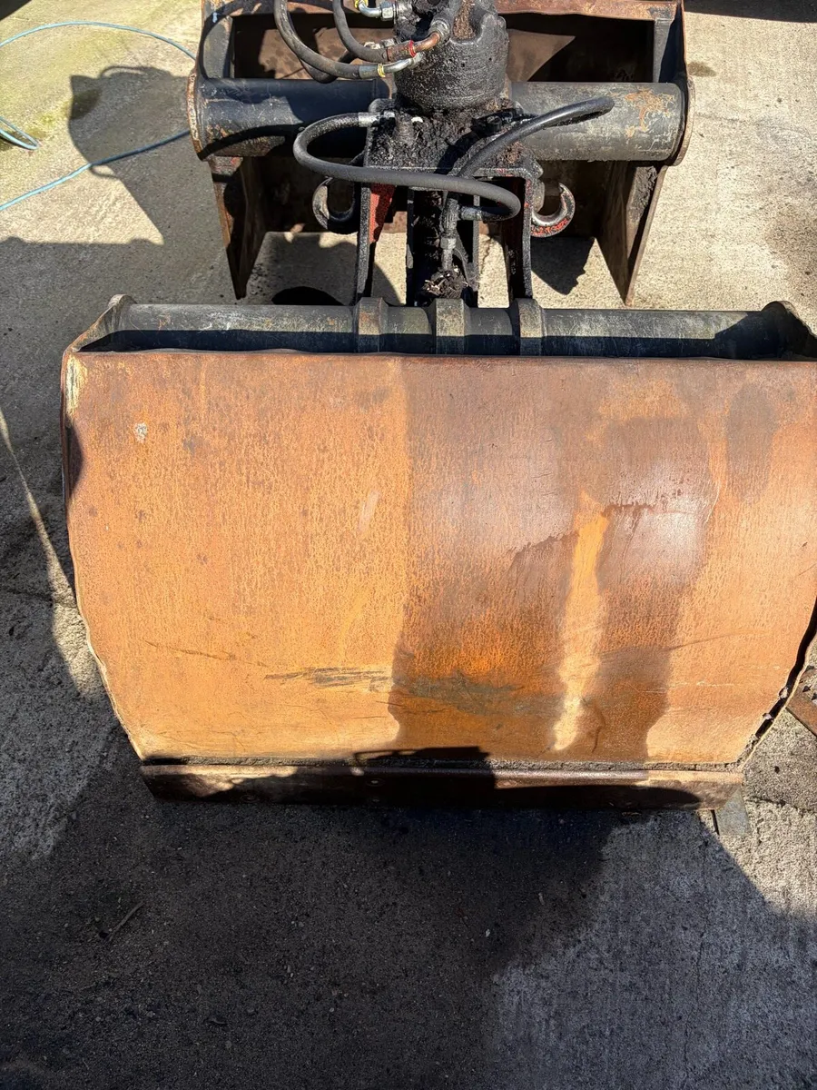 Clam shell bucket - Image 1