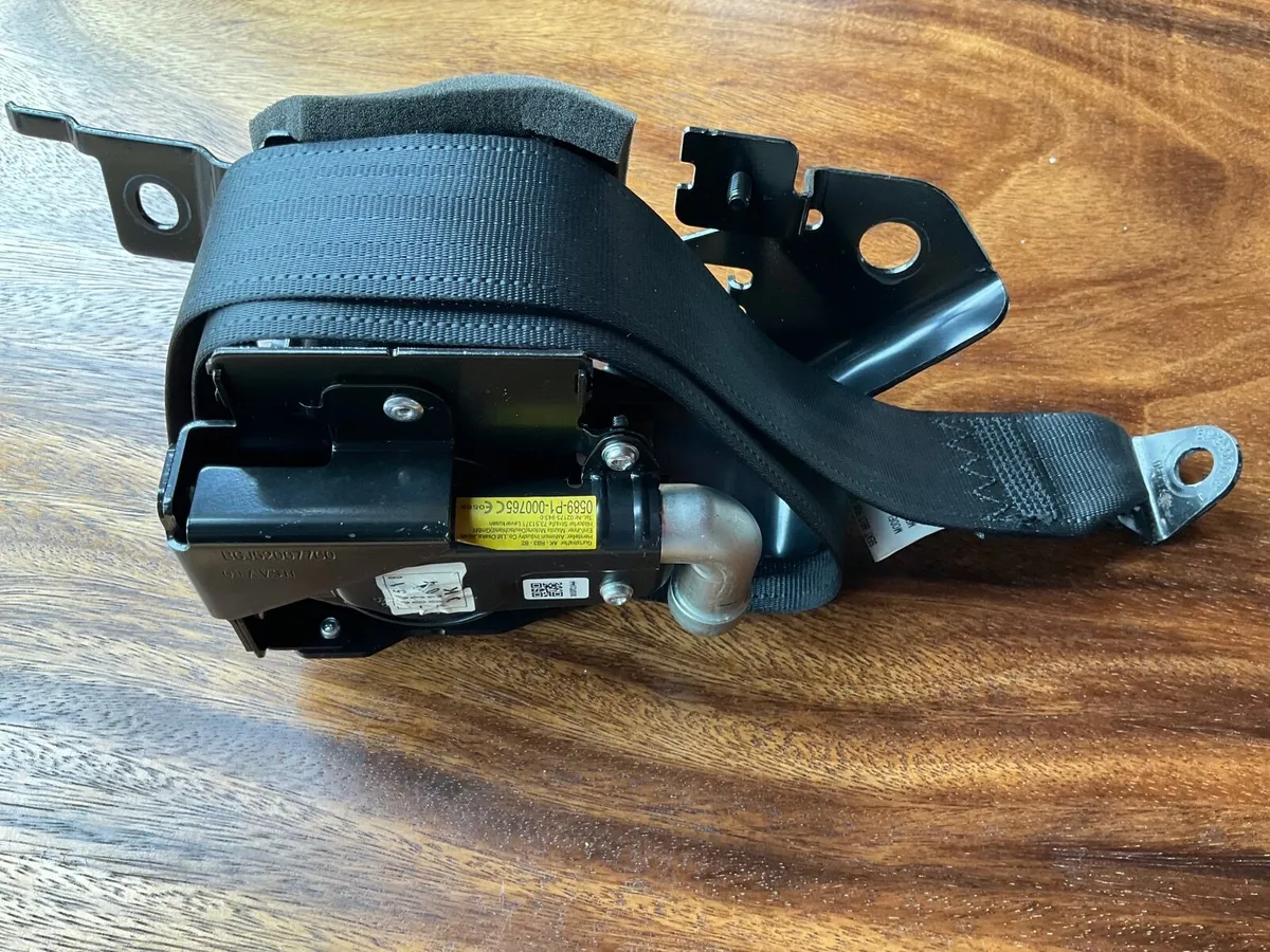 Left rear seatbelt 2015 Mazda CX3 - Image 2