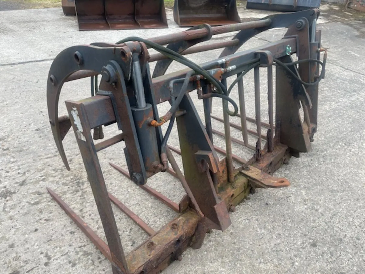 Muck grab with Merlo Brackets - Image 1
