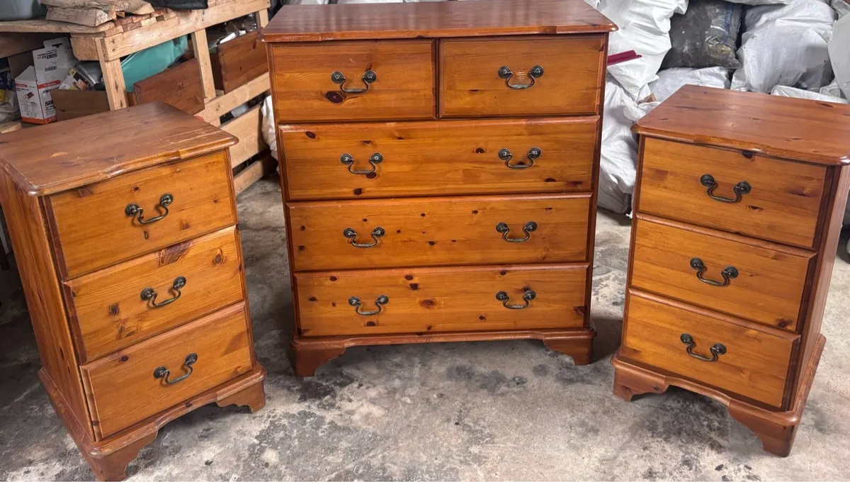 Chest of drawers and bedside lockers - Image 1