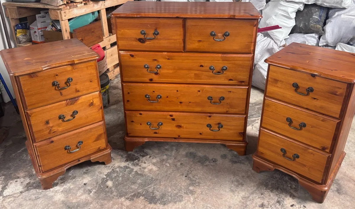 Chest of drawers and bedside lockers - Image 2