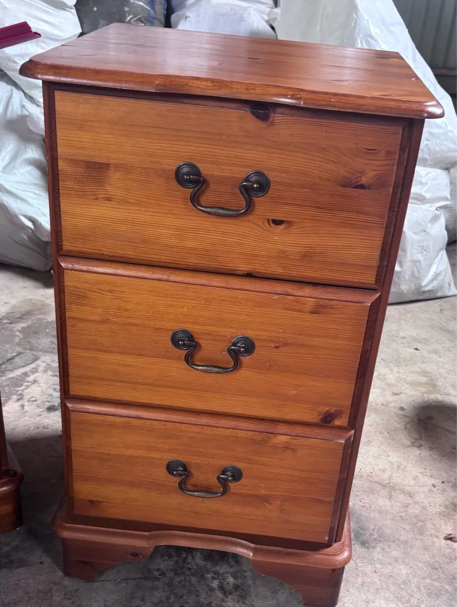 Chest of drawers and bedside lockers - Image 3