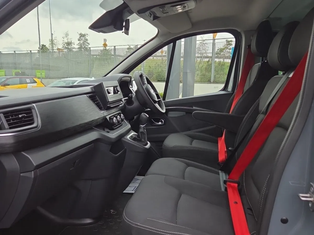 Renault Trafic Passenger **9 seats COMBI AUTO L2** - Image 4