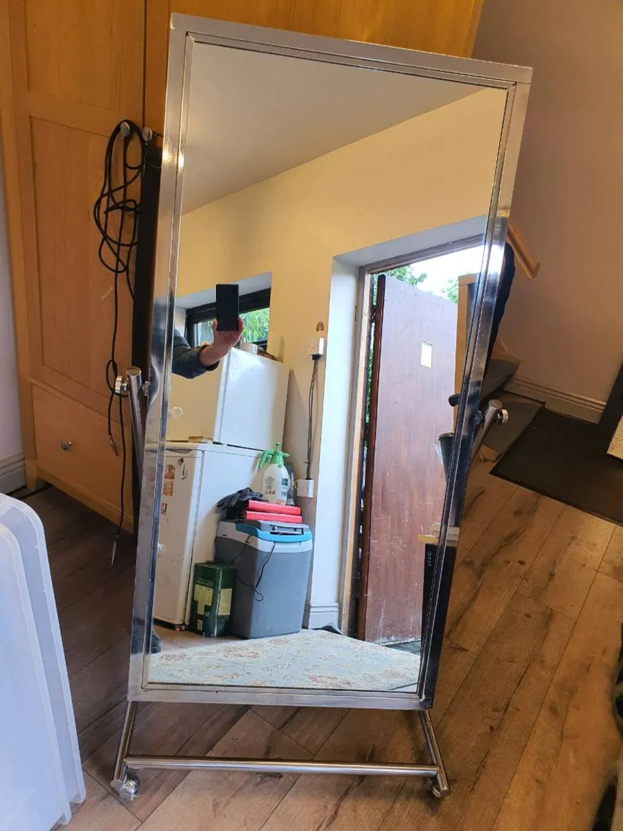 Freestanding mirror