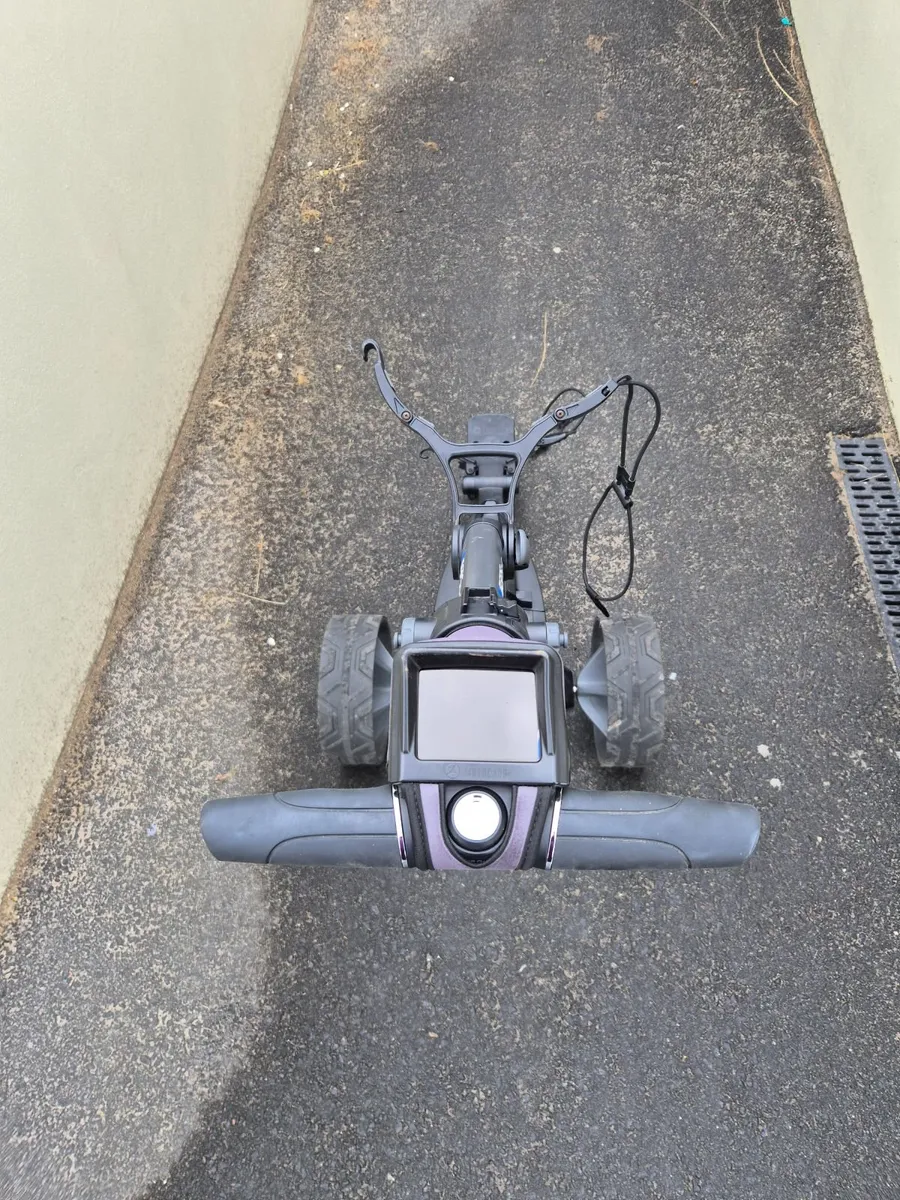 Motocaddy m5 gps golf trolley - Image 1