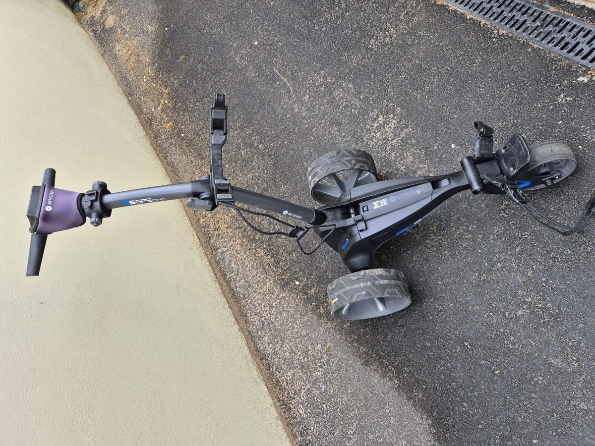 Motocaddy m5 gps golf trolley - Image 2