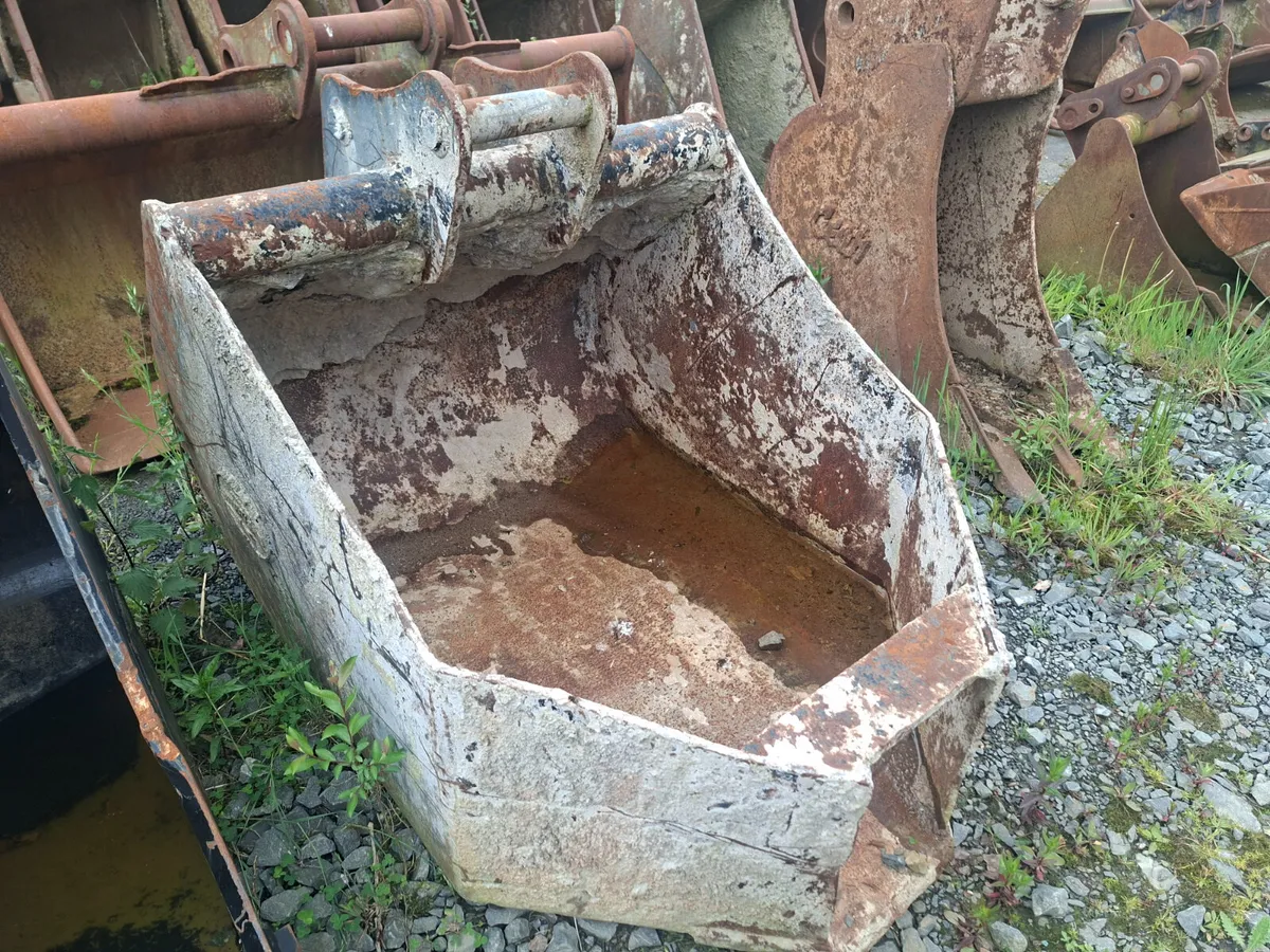Concrete pouring bucket on 65mm pins - Image 2