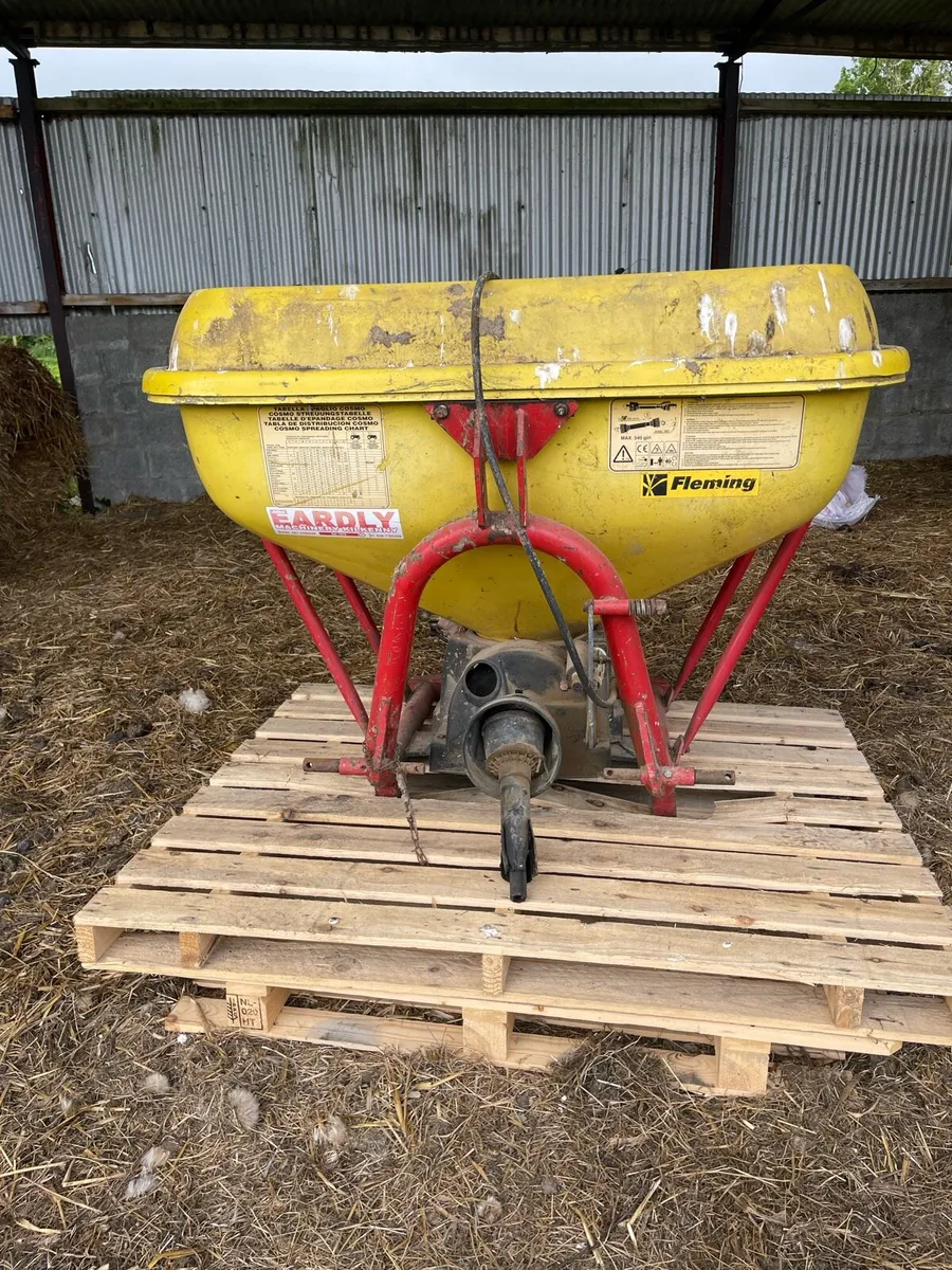 Fertiliser spreader - Image 1