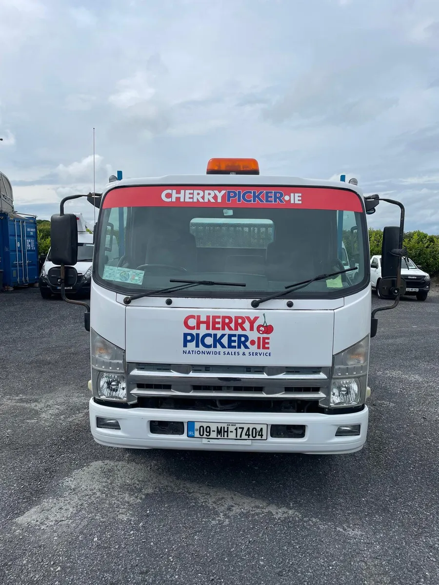 Isuzu Recovery Truck - Image 1
